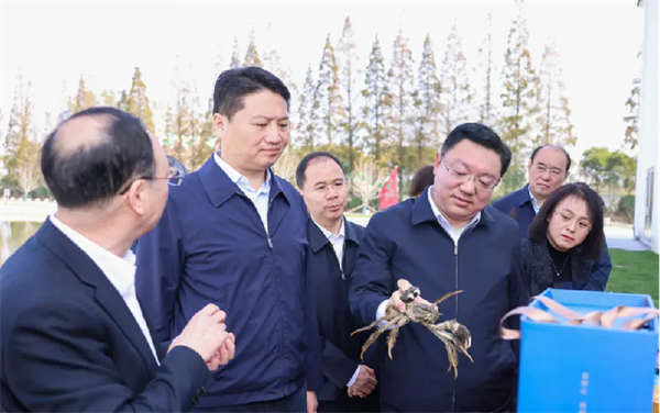 11.13【集團簡訊】泰州市委書記姜冬冬蒞臨好潤集團調(diào)研指導(dǎo)449